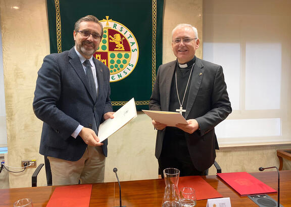 Juan Gómez y Sebastián Chico, tras la firma del convenio.