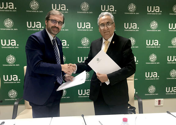 Juan Gómez y José Luis Lecaros, tras la firma del convenio.