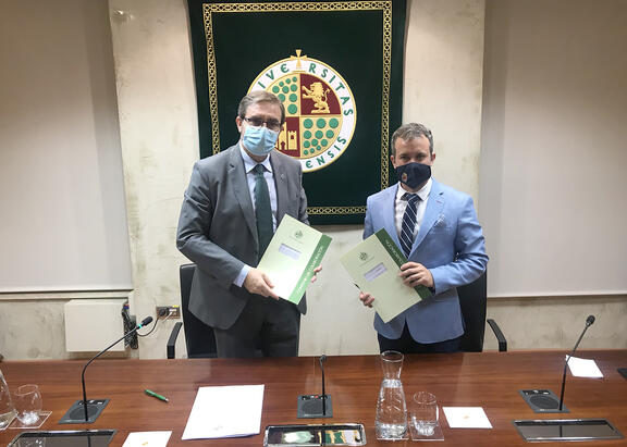 El Rector de la UJA y el alcalde de Jaén, tras la firma del convenio.