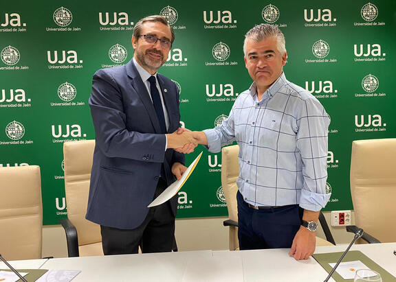 El Rector de la UJA y el alcalde de Martos, tras la firma del convenio.