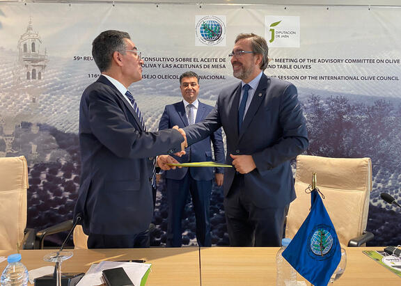 Juan Gómez y Abdellatif Ghedira, tras la firma del acuerdo.