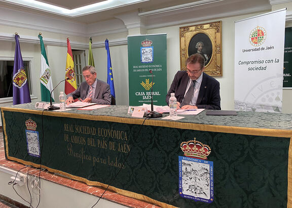 Momento de la firma del convenio entre la UJA y la Real Sociedad Económica de Amigos del País.