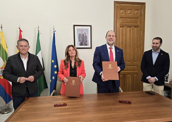 Nicolas Ruiz y Auxi del Olmo, con los convenios firmados, junto a José Ignacio Jiménez y Raúl Caro-Accino.