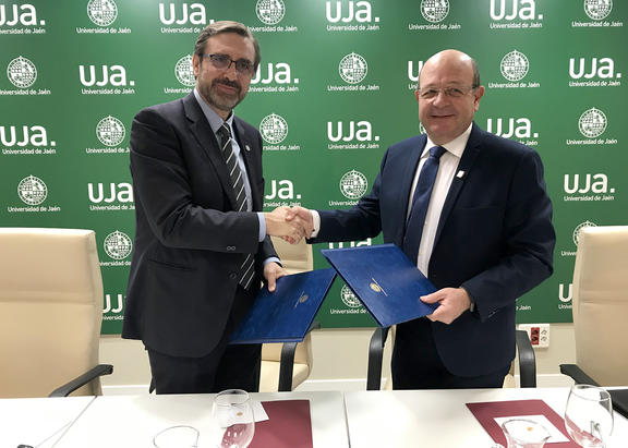 Juan Gómez y Pedro E. Cámara, tras la firma del protocolo general de actuación.