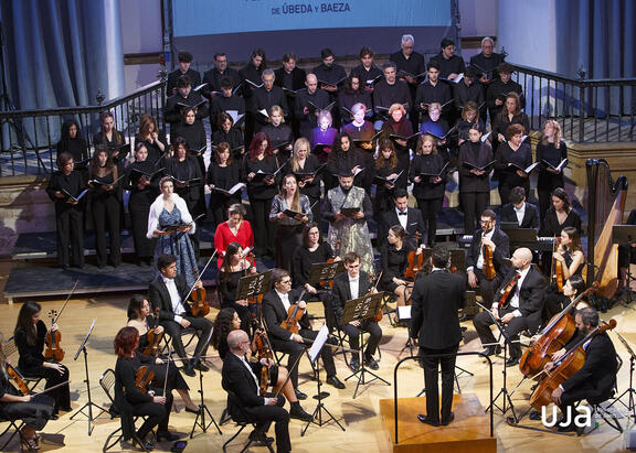 Actuación de la Orquesta y del Coro de la UJA, en el Hospital de Santiago de Úbeda.
