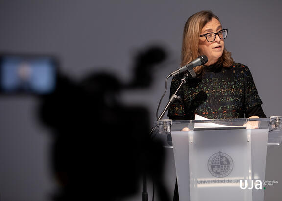 La profesora M. Paz López-Peláez durante su intervención.