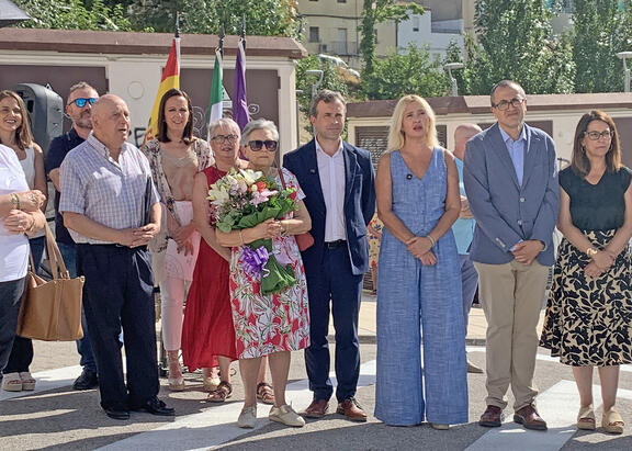 Luisa Ruiz Higueras, junto a las autoridades, tras el descubrimiento de la placa.
