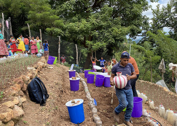 Instalación de la patente en huertos comunitarios de Quebracho (Camotán, Guatemala).