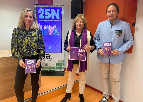 De izquierda a derecha, Nieves Moyano, Pilar Fernández y Javier Cortés.