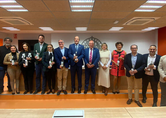 Representantes institucionales e investigadores UJA, con las botellas comercializadas.