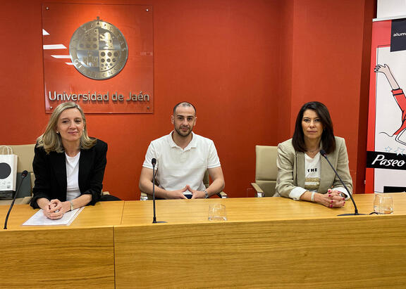 De izquierda a derecha, Mª Teresa Pérez Giménez, Alberto Fernández y Rosa Mª Vallecillo Gámez.