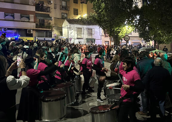 Actuación de la 'batUJAda', durante la carrera.