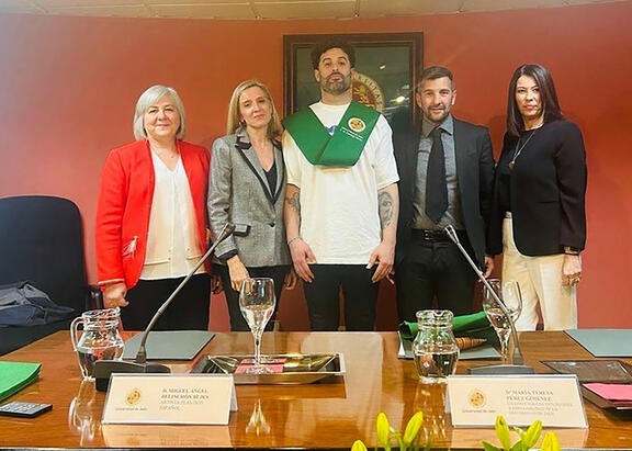 'Belin', en el centro, junto al equipo del Vicerrectorado de Estudiantes y Empleabilidad de la UJA.