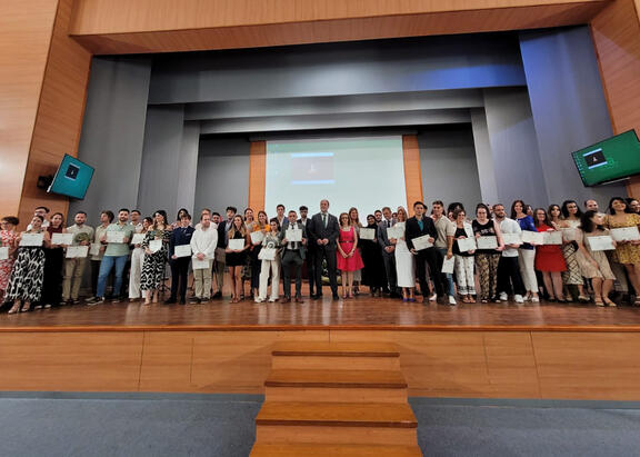 Foto de familia final con el alumnado reconocido.