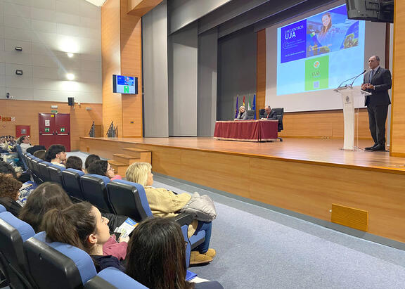 Intervención del Rector, en el Aula Magna, en los 'Encuentros UJA'.