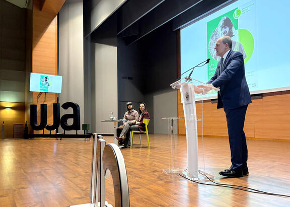 Intervención del Rector, Nicolás Ruiz, junto con la vicerrectora de Cultura, Marta Torres, y el escritor David Uclés, en el Aula Magna de la Universidad de Jaén