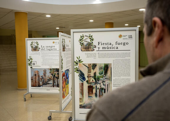 Exposición 'Jaén entre Cuerdas', en el vestíbulo del Aulario Flores de Lemus. 
