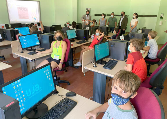 Visita del Rector y miembros del Vicerrectorado de Proyección de la Cultura y Deporte a las Escuelas de Verano.