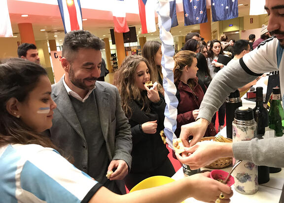 El Vicerrector de Internacionalización de la UJA, Sebastián Bruque, en el stand de Argentina.