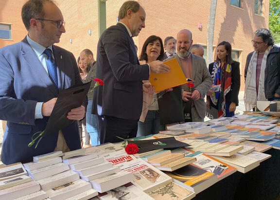 El Rector, junto al resto de autoridades, visitando el stand de UJA Editorial.