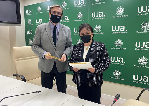 El Rector de la UJA junto a la presidenta del Consejo Consultivo de Andalucía, tras la firma de los convenios.