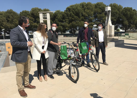 Acto de entrega de las bicicletas, con representantes institucionales.