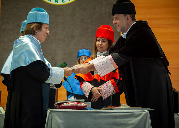 Entrega de atributos del rector a 'Raphael'.