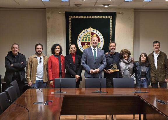 El Rector, con el equipo del Vicerrectorado de Cultura y miembros de In Vitro-Teatro de la UJA.