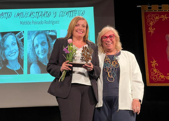 Matilde Peinado recoge el premio de manos de Carmen Rísquez.