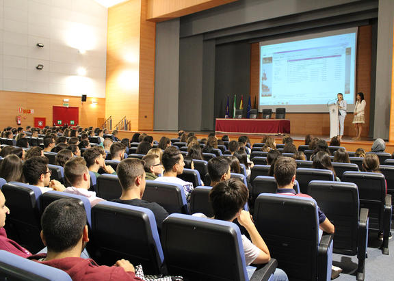 Intervención de la Vicerrectora de Estudiantes, dando la bienvenida.