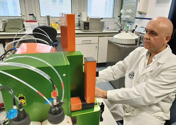El investigador de la UJA, José Juan Gaforio, en su laboratorio.