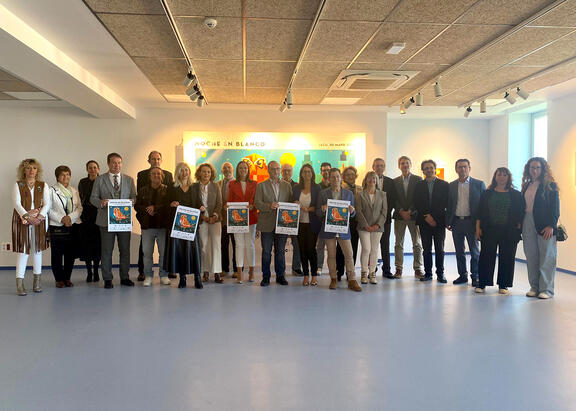 Representantes institucionales y de entidades colaboradoras, tras la presentación de 'La Noche en Blanco' 2024.