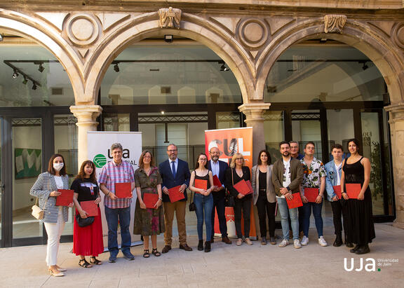 Foto de familia de representantes institucionales y participantes.
