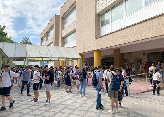 Alumnado durante un descanso de las pruebas de junio de la PEvAU.