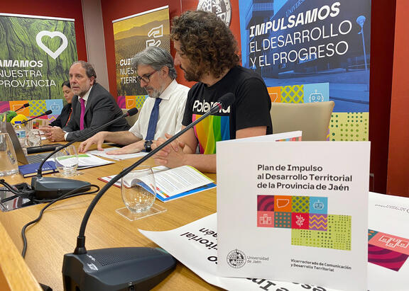 Intervención de Nicolás Ruiz, junto a Alberto del Real, Manuela Ortega y Julio A. Olivares.