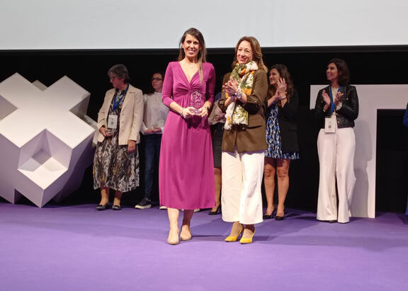 La investigadora de la UJA, Macarena Espinilla, recoge su premio.
