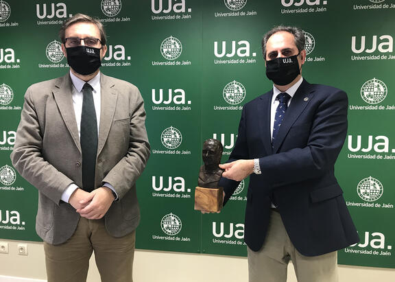 El Rector de la UJA y el Director de la EPS de Jaén, con el busto en bronce de Francisco Coello.