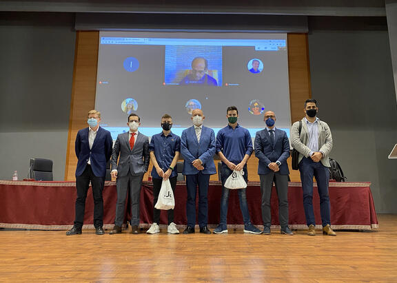 Miembros del jurado junto con los promotores del proyecto ganador.