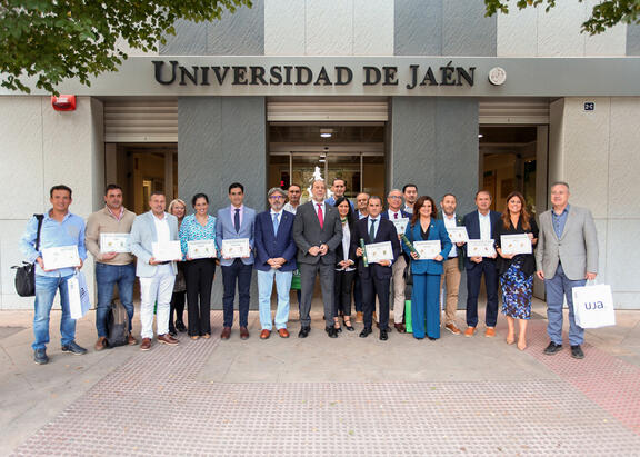 Foto de familia con los alcaldes de los municipios incorporados a la Red.