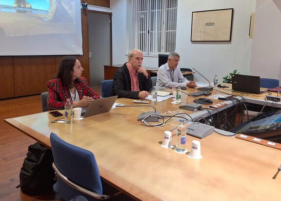 Marta Torres, a la izquierda, en la reunión del plenario de la RIULL.