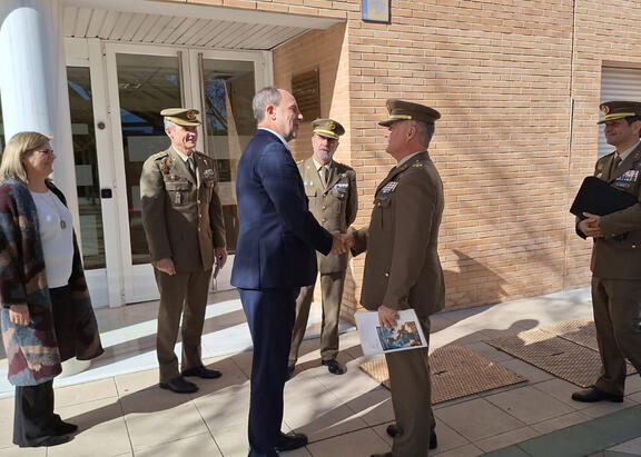 El Rector de la UJA recibe al teniente general José Manuel de la Esperanza, en la puerta del Rectorado.