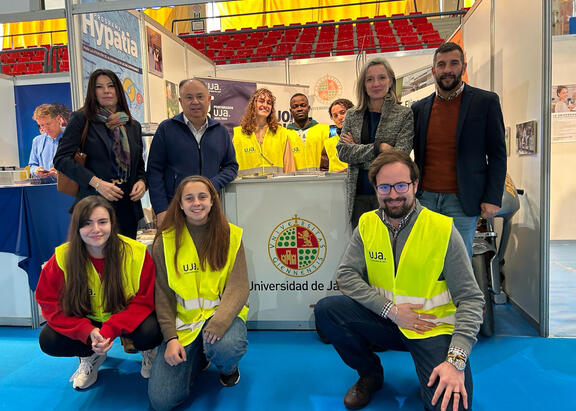 Equipo del Vicerrectorado de Estudiantes y Empleabilidad, junto a estudiantes colaboradores de la UJA, en el Salón del Estudiante de Lucena.
