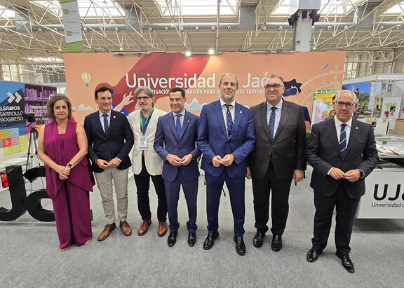 El Rector Nicolás Ruiz y el presidente de la Junta de Andalucía, en el centro, junto a otras autoridades, en el stand de la UJA.