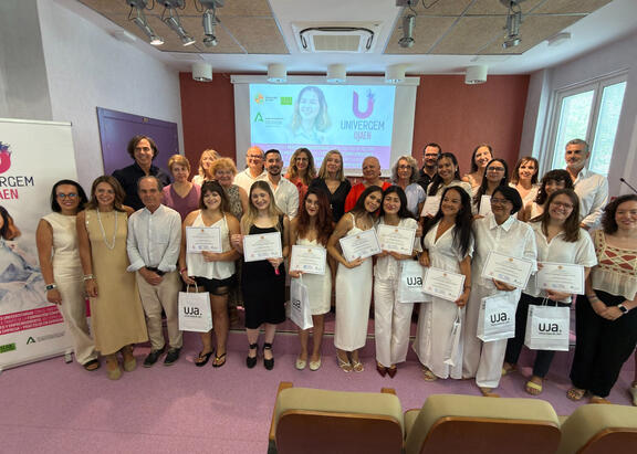 Foto de familia con participantes, representantes institucionales y profesorado de UNIVERGEM UJAEN 2026.