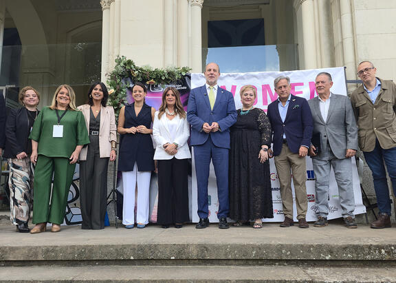 El Rector de la UJA, junto con el resto de autoridades y representantes institucionales.