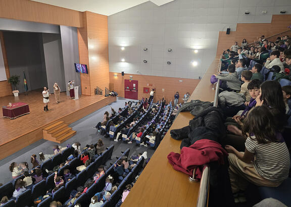Acto de bienvenida al alumnado participante en las actividades del Día de la Mujer y la Niña en la Ciencia.