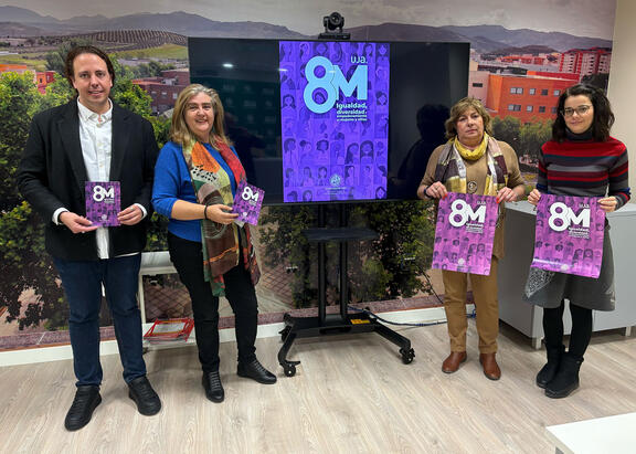 De derecha a izquierda, Pilar Fernández, Mª Teresa Rodríguez, Mª del Consuelo Díez y Javier Cortés, en la presentación de las actividades.