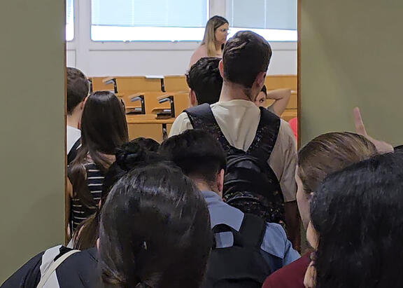 Alumnado accede a la realización de las pruebas, el pasado 3 de junio.