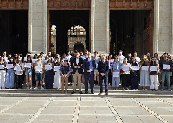 El Rector de la UJA, y el presidente de la Diputación, junto a otros representantes institucionales y el alumnado beneficiario de las ayudas.
