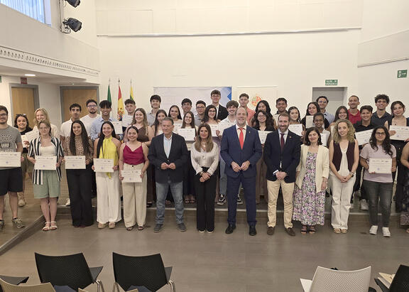 Foto de familia de representantes de la UJA y el Ayuntamiento de Linares, con el alumnado internacional becado.